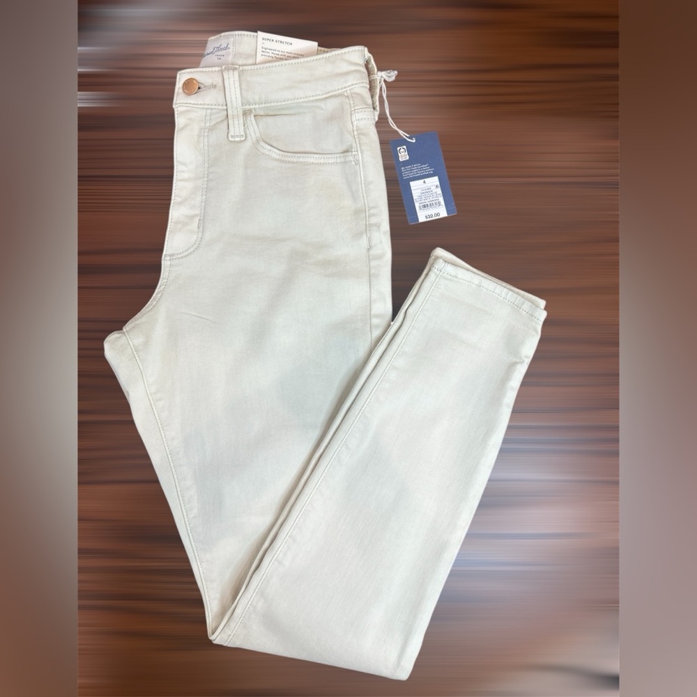 Universal Threads SZ4 HIGH RISE
SKINNY FITTED HIP & THIGH
SLIM LEG SUPER STRETCH